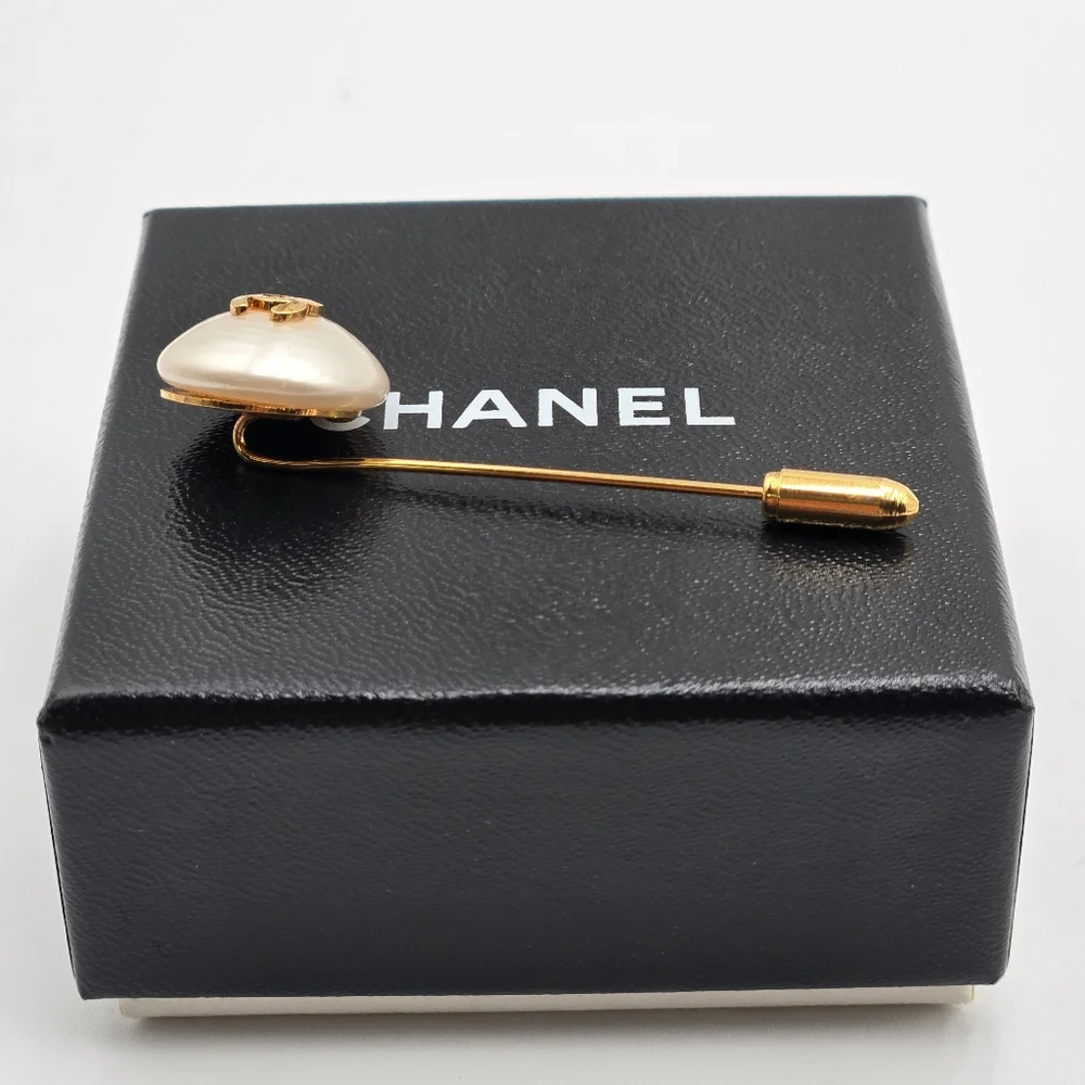 #29 / 90's Vintage - Chanel Classic Gold Plated CC Faux Pearl Pin - Vintage - Picture 8 of 9